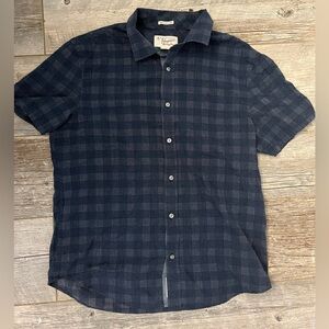Men’s Penguin Slim Fit Button Up size L